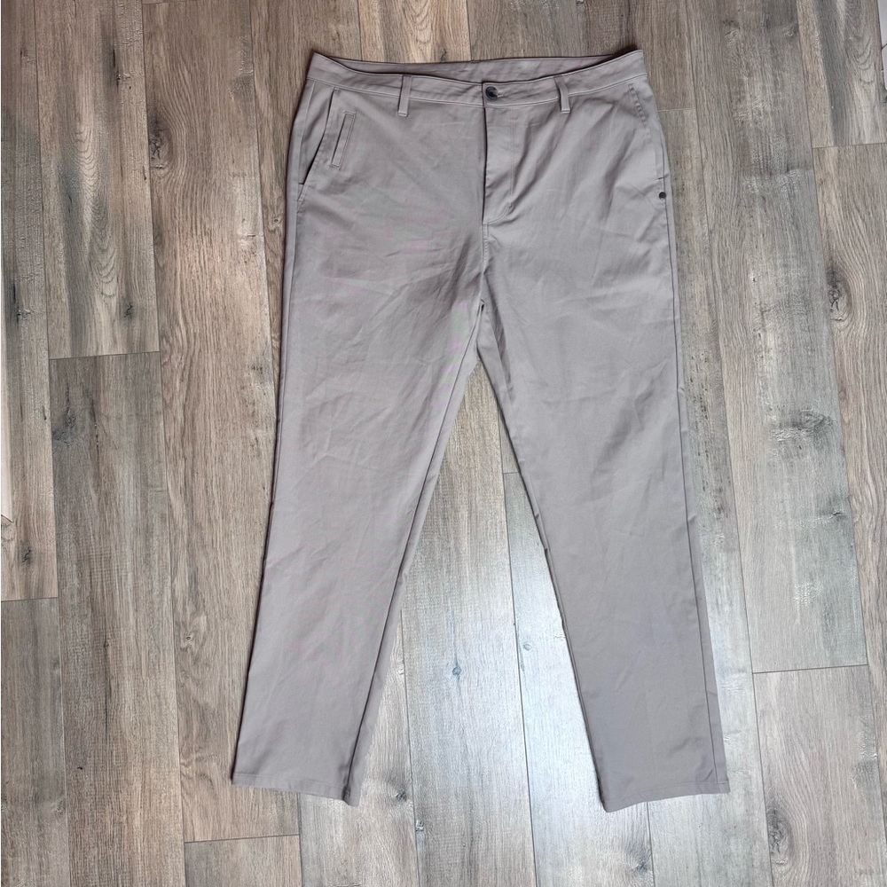 Vuori Men's Cascade Tech Chino pant sz 36 trench color